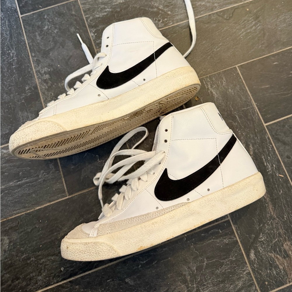 Nike Women's Blazer Mid 77 Shoes
